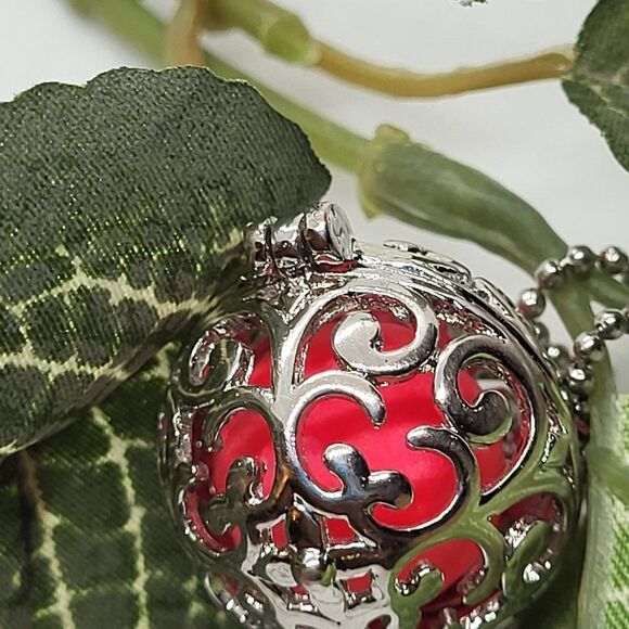 NEW, TOP DEALS, UNISEX, HOLLOW GLOW IN THE DARK PENDANT NECKLACE - Picture 5 of 5